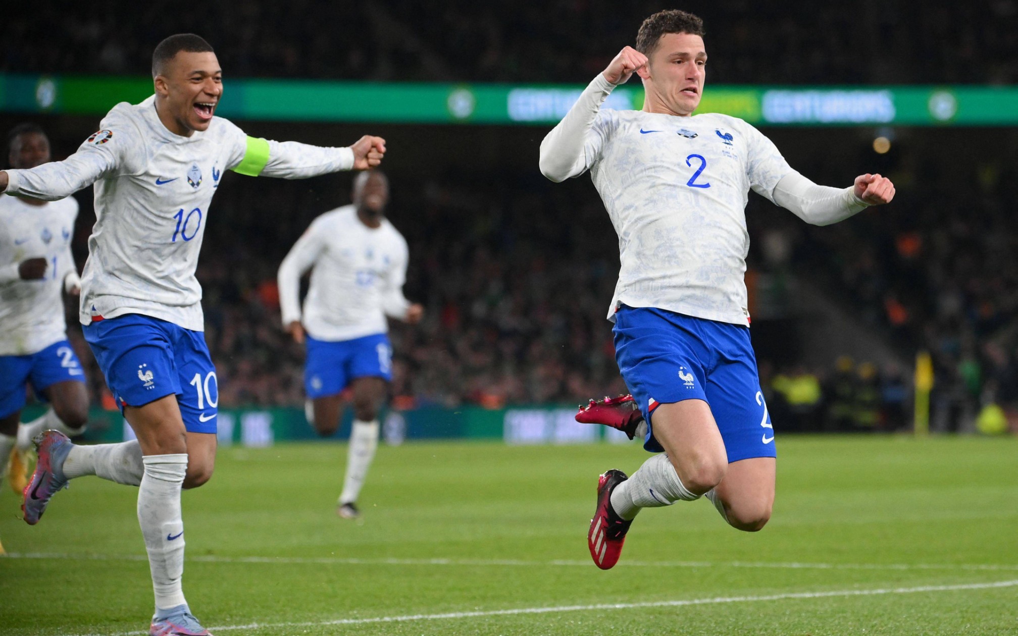 球场上的战火蔓延，欧洲国家杯赛燃情进行！