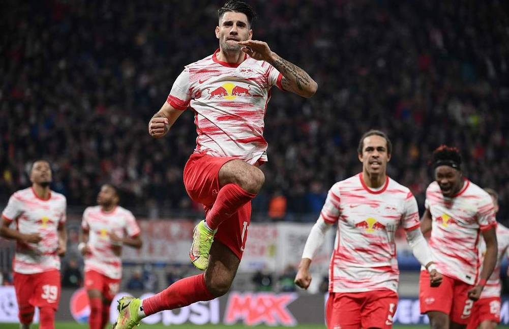 九游体育app下载-奥格斯堡球员在比赛中尽展拼搏精神