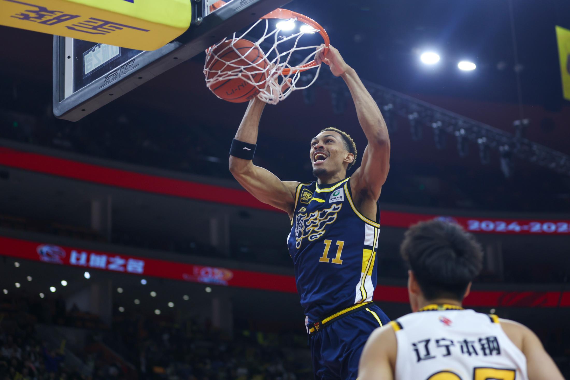 九游体育中国官网-球队势不可挡，篮球联赛再添一胜