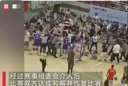 九游体育在线登录-篮球赛场上双方球员发生冲突，差点爆发打斗
