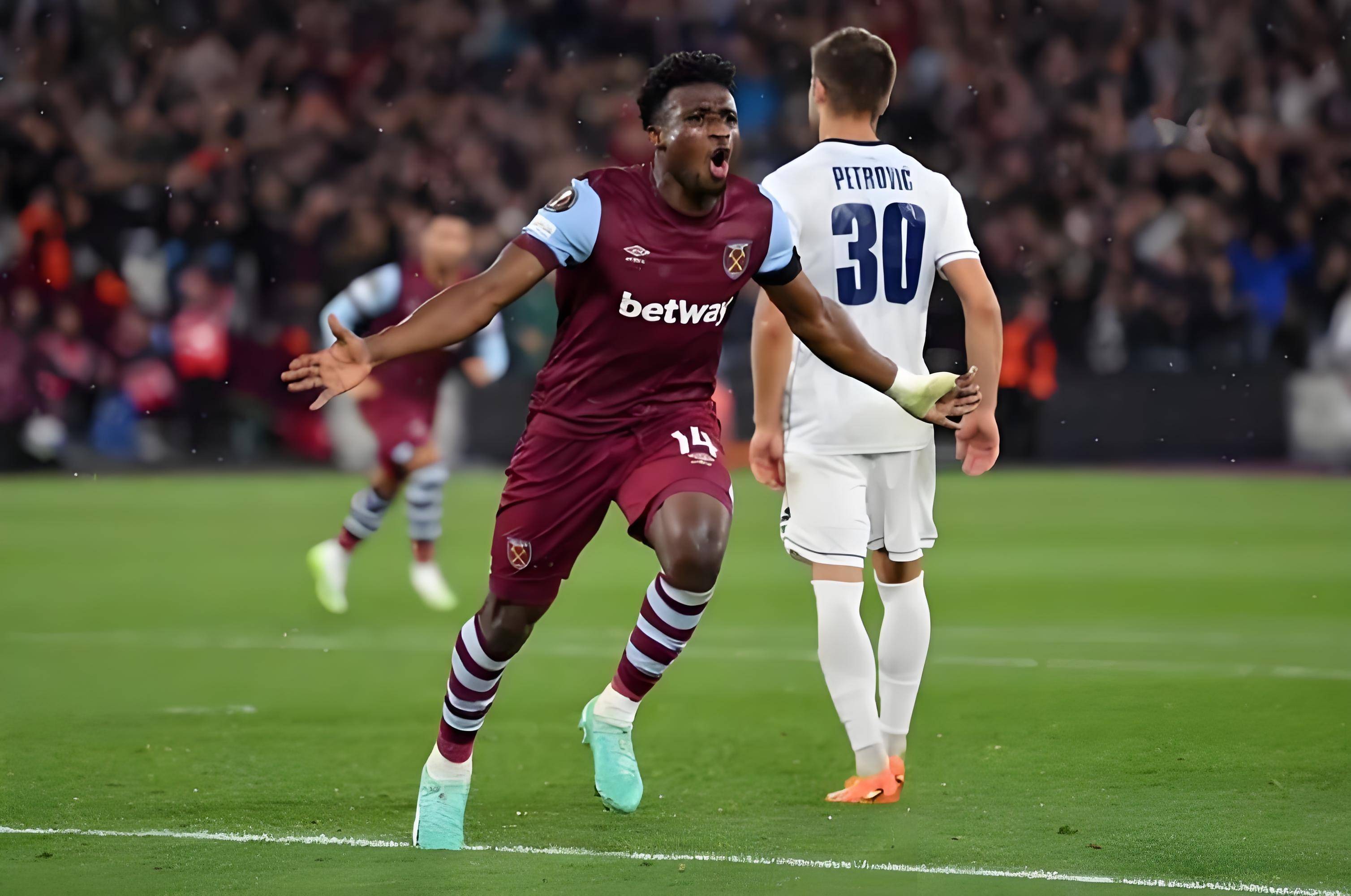 利物浦客场大胜西汉姆，领先优势