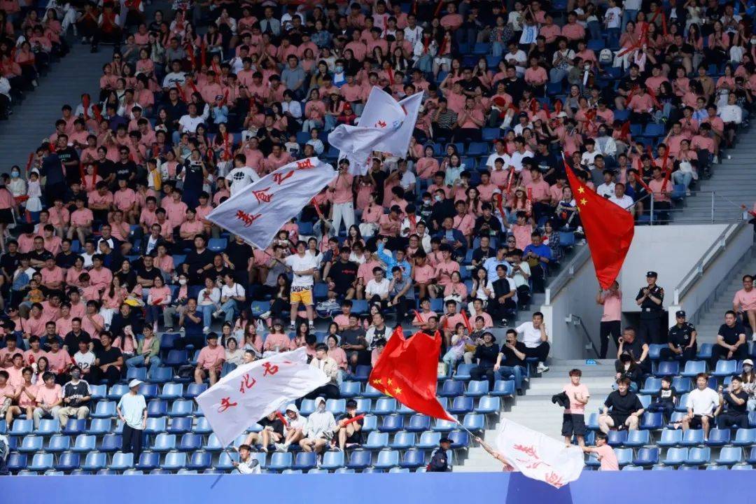 包含足球赛场擦出火花,观众热情洋溢的词条 包含足球赛场擦出火花,观众热情洋溢的词条