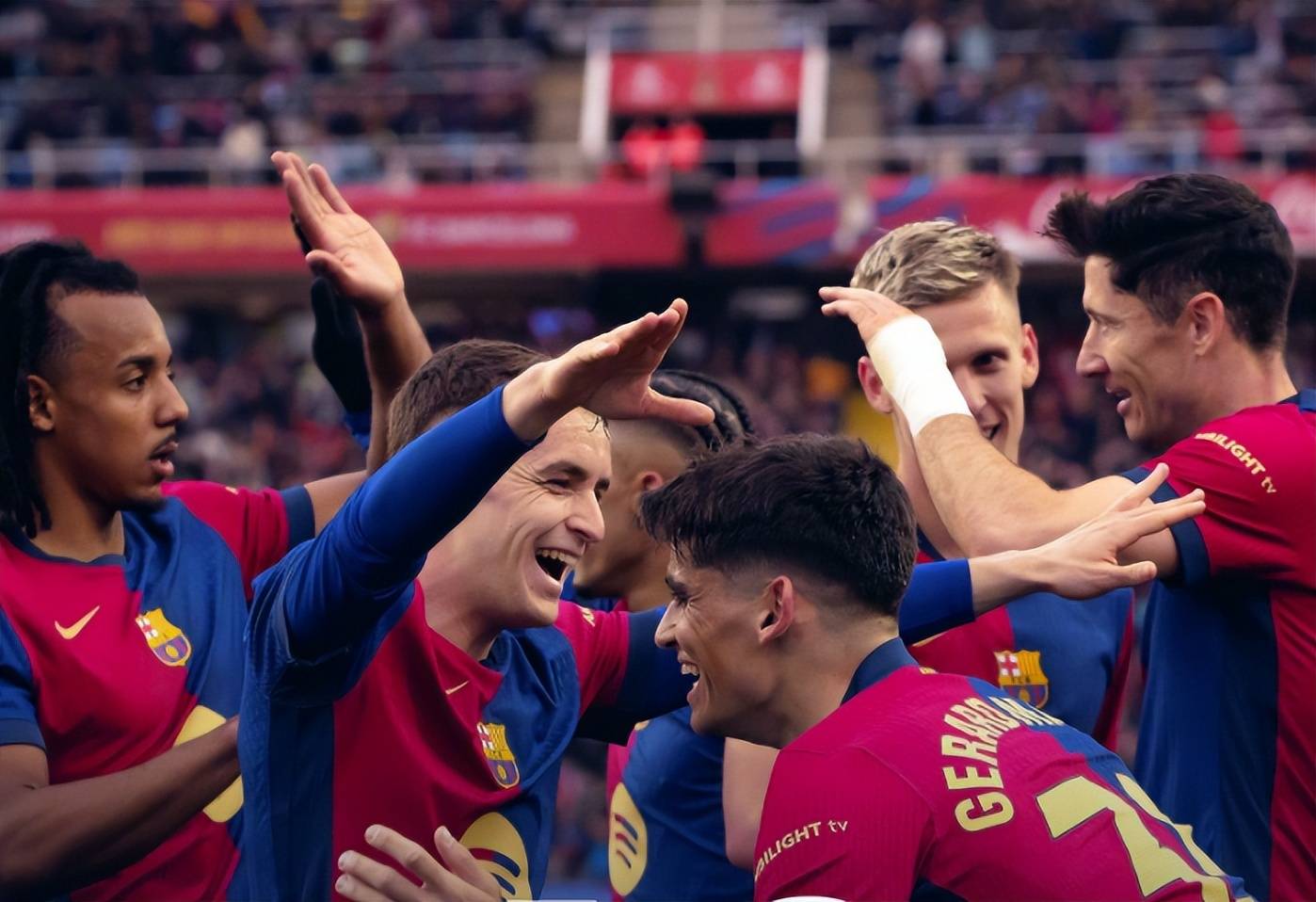 欧冠预选赛场面激烈,各队奋勇拼搏 欧冠预选赛场面激烈,各队奋勇拼搏